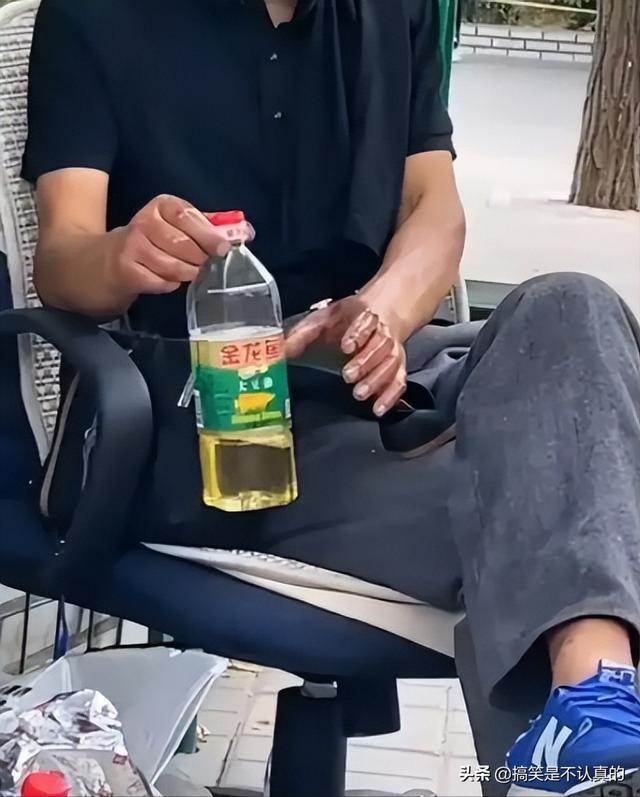 妹子以后拍照还是远离玻璃吧,你的影子已经说明了一切,真尴尬 妹子以后拍照还是远离玻璃吧,你的影子已经说明了一切,真尴尬