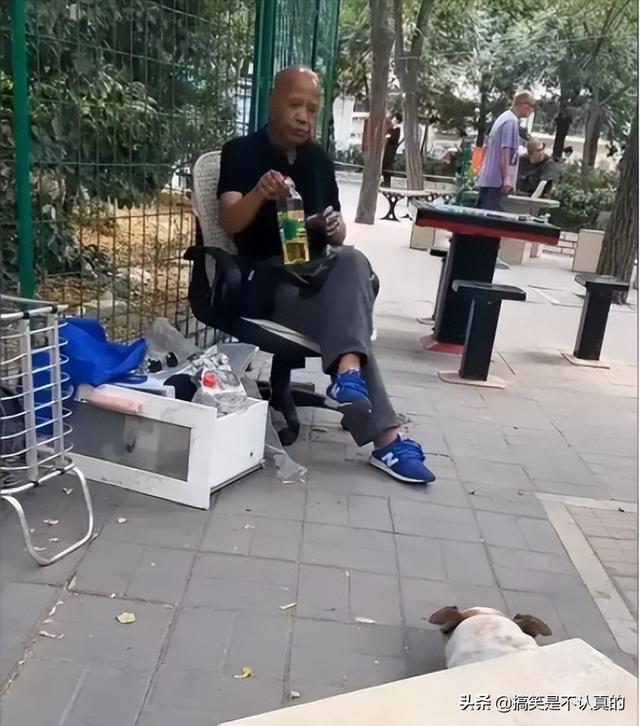 妹子以后拍照还是远离玻璃吧,你的影子已经说明了一切,真尴尬 妹子以后拍照还是远离玻璃吧,你的影子已经说明了一切,真尴尬