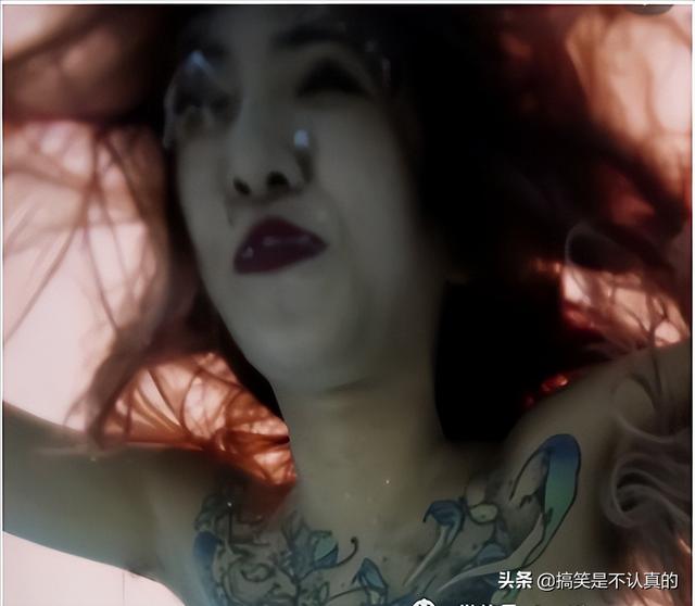 妹子以后拍照还是远离玻璃吧,你的影子已经说明了一切,真尴尬 妹子以后拍照还是远离玻璃吧,你的影子已经说明了一切,真尴尬