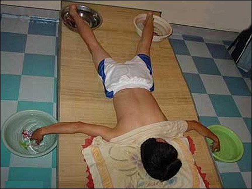 男生宿舍搞笑夏天图片,个人都是人才。