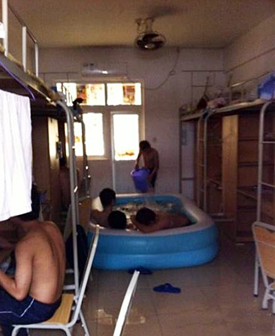 男生宿舍搞笑夏天图片,个人都是人才。