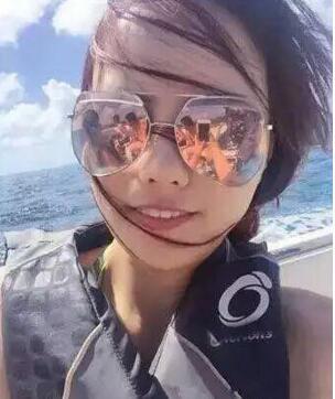 女同学你就别装了,你戴的眼镜里的影像已经解释的很清楚了 女同学你就别装了,你戴的眼镜里的影像已经解释的很清楚了