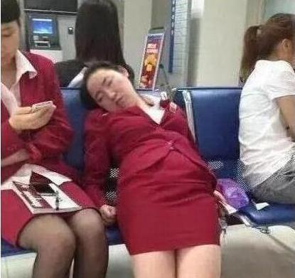妹子,参加个活动不用穿的这么风凉吧,后面小姐姐看你们很长时间 妹子,参加个活动不用穿的这么风凉吧,后面小姐姐看你们很长时间