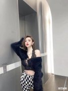 做个饭真的需要穿成这样吗，不过不得不说，身材这东西还真是有遗传的