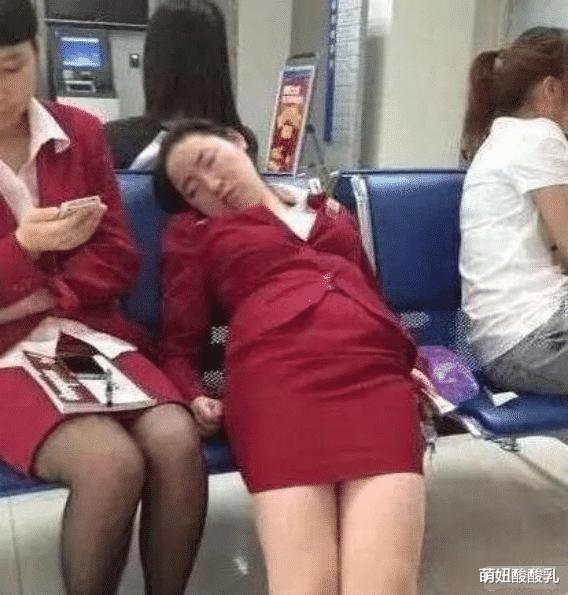 “去足疗店按脚,服务员摆出这个表情是什么意思?”网友:味太大了~ “去足疗店按脚,服务员摆出这个表情是什么意思?”网友:味太大了~