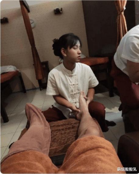 “去足疗店按脚,服务员摆出这个表情是什么意思?”网友:味太大了~ “去足疗店按脚,服务员摆出这个表情是什么意思?”网友:味太大了~