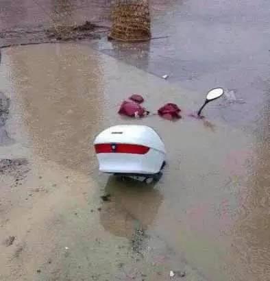 谁让你开车不好好看前面。 谁让你开车不好好看前面。