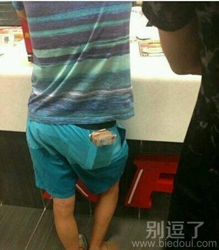 把钱插在口袋里的哥们。 把钱插在口袋里的哥们。