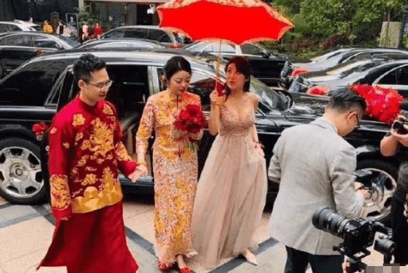 “姑娘擦个鞋而已,不用这么认真吧~”这五块钱花得值哈哈哈! “姑娘擦个鞋而已,不用这么认真吧~”这五块钱花得值哈哈哈!