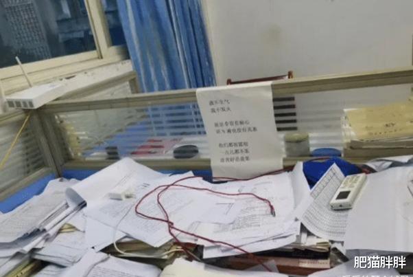 “姐姐你就别装了,镜片上的反光早就被大家看光了...”哈哈哈哈哈,好尴尬啊~ “姐姐你就别装了,镜片上的反光早就被大家看光了...”哈哈哈哈哈,好尴尬啊~