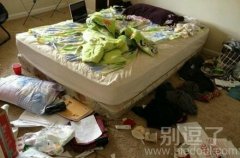 一个屌丝的房间。