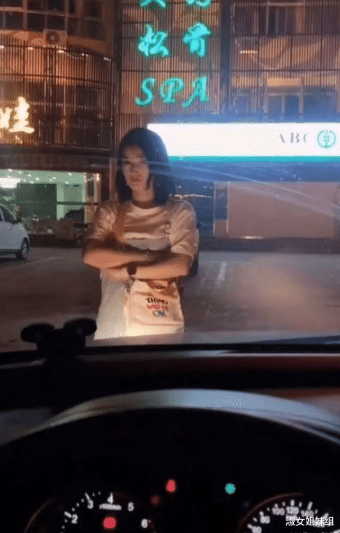 “地铁上遇到心仪的女生,怎么搭讪比较好?”哈哈哈哈眼光真毒啊~ “地铁上遇到心仪的女生,怎么搭讪比较好?”哈哈哈哈眼光真毒啊~