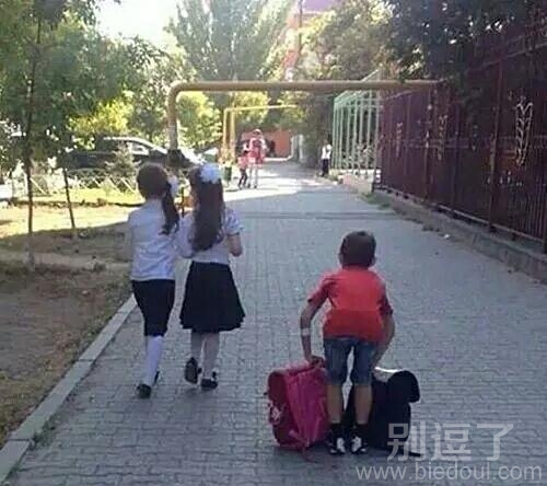 这孩子从小就这么懂事