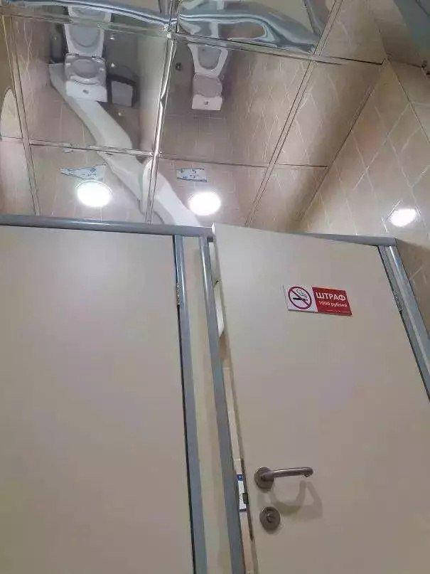 镜面天花板 让彼此更坦诚，这让我怎么上厕所啊？