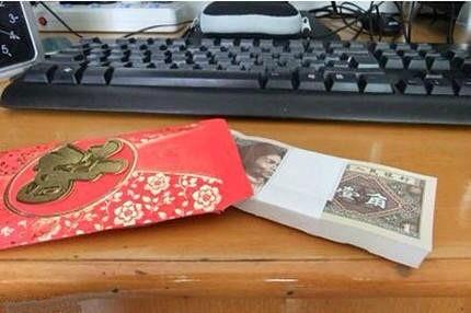 收到一个厚实的红包笑歪了 收到一个厚实的红包笑歪了