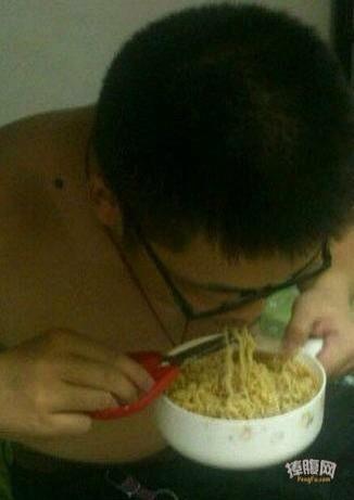 你真不怕剪到嘴吗