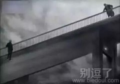 倒是哪个在桥上哪个在桥下？