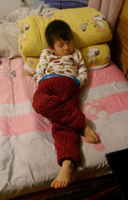 这孩子的睡姿还能再阔气点儿吗 这孩子的睡姿还能再阔气点儿吗