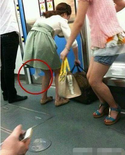 女生光脚穿高跟鞋脚不臭吗?这是哪个单身狗绝望的疑问?哈哈哈 女生光脚穿高跟鞋脚不臭吗?这是哪个单身狗绝望的疑问?哈哈哈