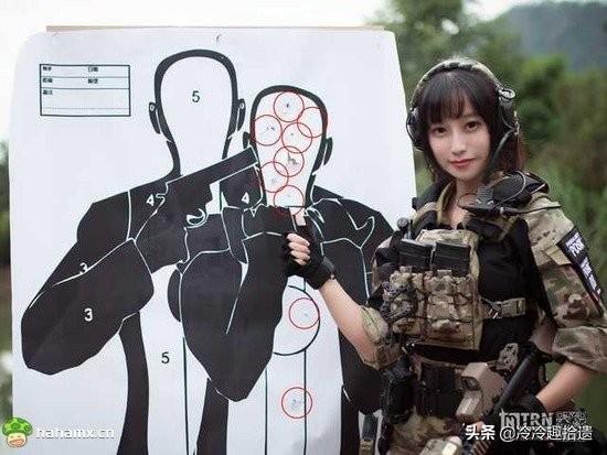 每日爆笑囧图神评论大赏:可爱的妹子竟然这样玩真人CS 每日爆笑囧图神评论大赏:可爱的妹子竟然这样玩真人CS