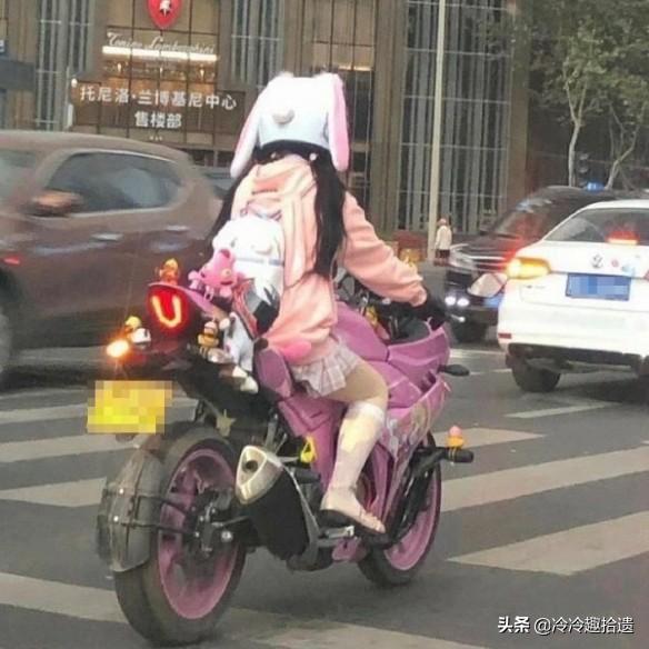 每日爆笑囧图神评论大赏:可爱的妹子竟然这样玩真人CS 每日爆笑囧图神评论大赏:可爱的妹子竟然这样玩真人CS