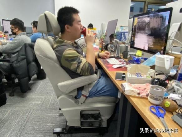 每日爆笑囧图神评论大赏:可爱的妹子竟然这样玩真人CS 每日爆笑囧图神评论大赏:可爱的妹子竟然这样玩真人CS