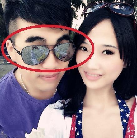 小兄弟别装了,你的眼镜都暴露了,亮点早已被我们发现了,哈哈哈好尴尬 小兄弟别装了,你的眼镜都暴露了,亮点早已被我们发现了,哈哈哈好尴尬