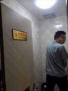 大哥，你魁梧身材出卖了你呀！