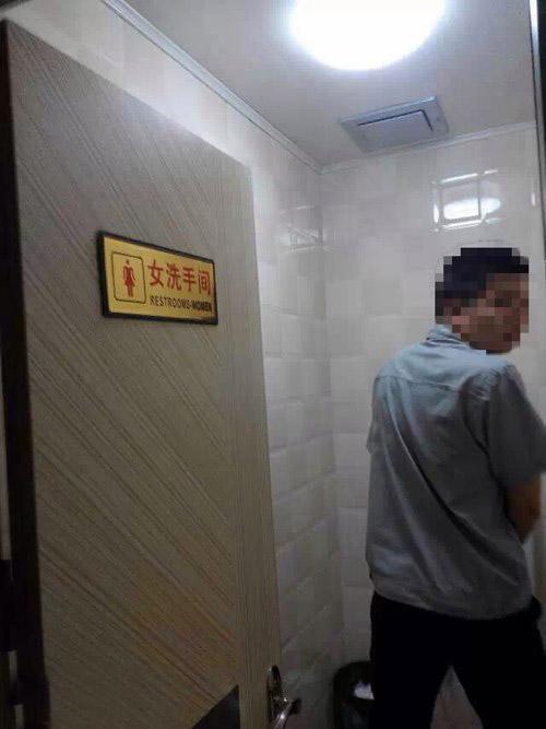 大哥,你魁梧身材出卖了你呀! 大哥,你魁梧身材出卖了你呀!