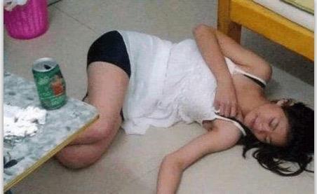 妹子你可长点心吧,穿成这样躺地上,旁边的男朋友都淡定不了 妹子你可长点心吧,穿成这样躺地上,旁边的男朋友都淡定不了