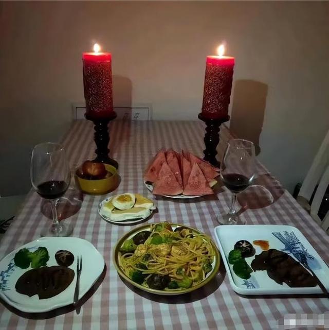 妹子你可长点心吧,穿成这样躺地上,旁边的男朋友都淡定不了 妹子你可长点心吧,穿成这样躺地上,旁边的男朋友都淡定不了
