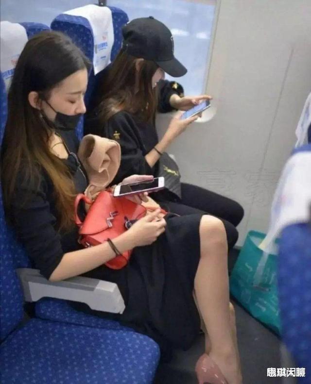 “当妹子把脚放到我的座位上,这种情况怎么解决?”哈哈哈 “当妹子把脚放到我的座位上,这种情况怎么解决?”哈哈哈