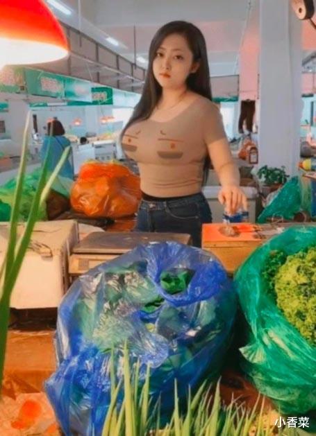 妹子你裤子太紧了,动作舒展不来,下次还是穿个宽松点的吧 妹子你裤子太紧了,动作舒展不来,下次还是穿个宽松点的吧