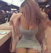 脱外套的美女。。 脱外套的美女。。