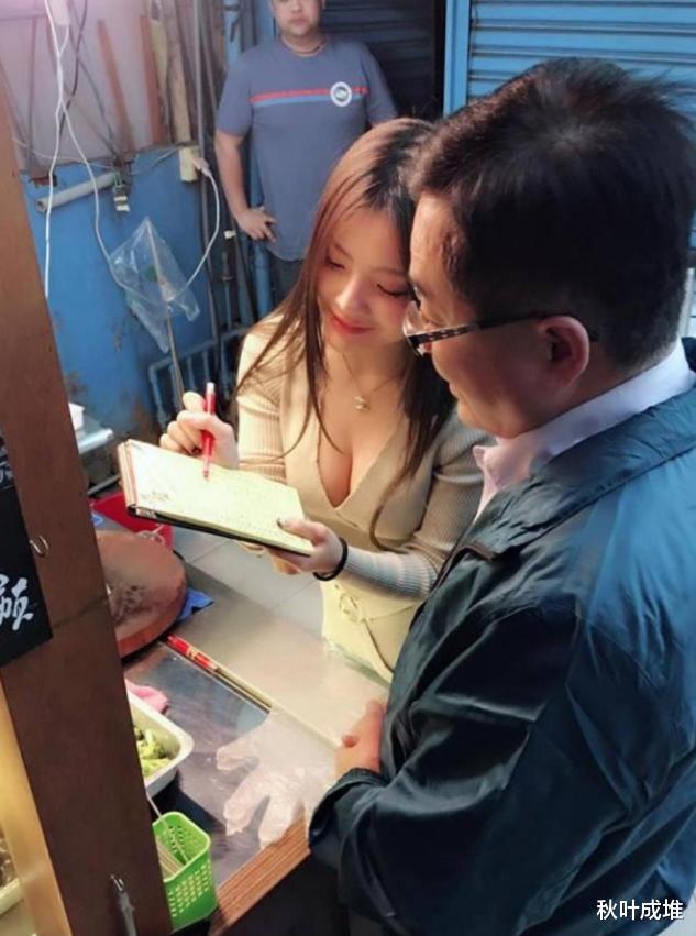 “新婚第二天老婆就抱怨我,难道是因为我挤奶工的工作?”哈哈哈 “新婚第二天老婆就抱怨我,难道是因为我挤奶工的工作?”哈哈哈