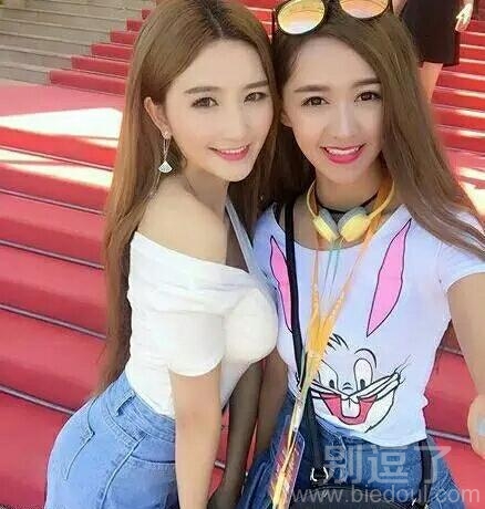 右边的妹子，你自卑吗