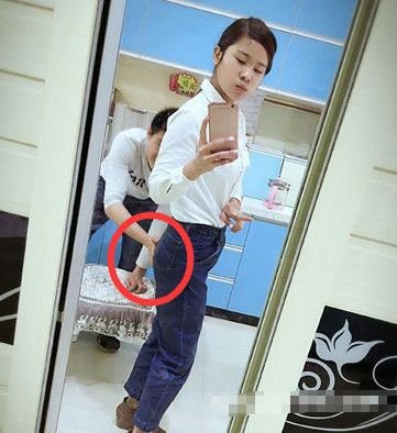 妹子,你知道你这个动作会让后面多少的狗男人想入非非吗?哈哈哈 妹子,你知道你这个动作会让后面多少的狗男人想入非非吗?哈哈哈