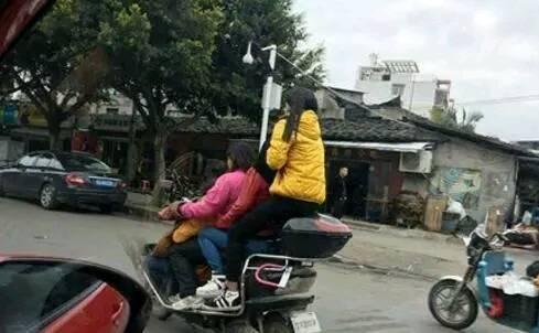 妹子,你知道你这个动作会让后面多少的狗男人想入非非吗?哈哈哈 妹子,你知道你这个动作会让后面多少的狗男人想入非非吗?哈哈哈