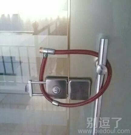 锁门这人智商够了