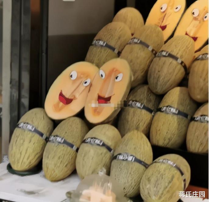 “在破房顶上面看到的，已经晒干了！”