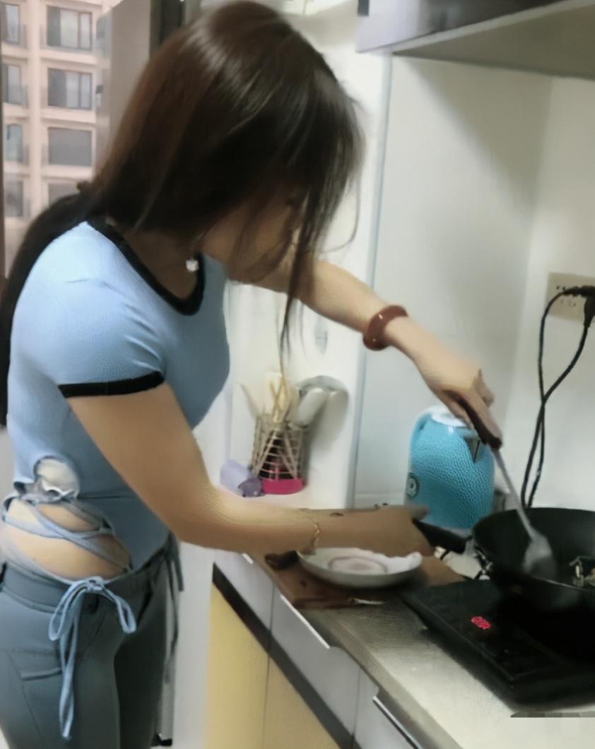 回家看到老婆在瑜伽垫上睡着了,感觉哪里不对劲,哈哈哈是我想多了吗? 回家看到老婆在瑜伽垫上睡着了,感觉哪里不对劲,哈哈哈是我想多了吗?