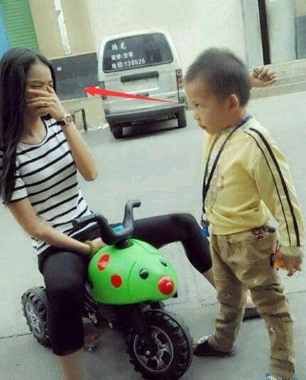 女汉子抢熊孩子的车