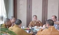 现在和尚都奔小康了