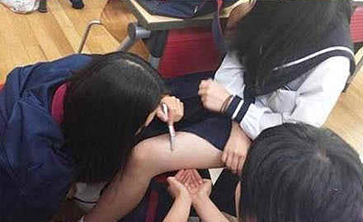 校园里疯狂的女学生们,疯狂啊！