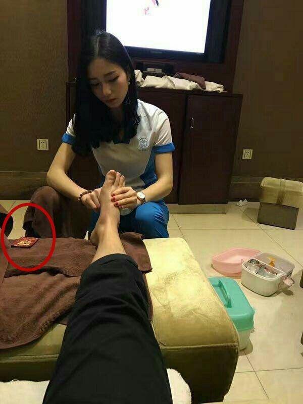 “足疗馆偶遇高中班花,只有这样能帮到她了”哈哈哈哈哈我做的对吗 “足疗馆偶遇高中班花,只有这样能帮到她了”哈哈哈哈哈我做的对吗
