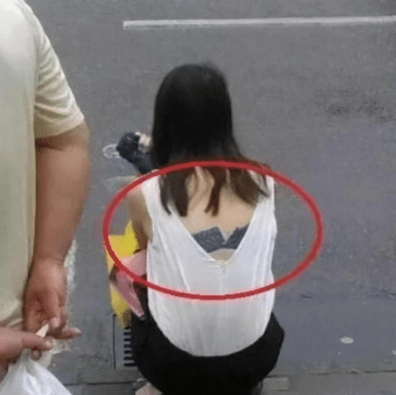 “看着妹妹的鞋我陷入了沉思,这袜子是怎么做到的?”哈哈哈哈 “看着妹妹的鞋我陷入了沉思,这袜子是怎么做到的?”哈哈哈哈