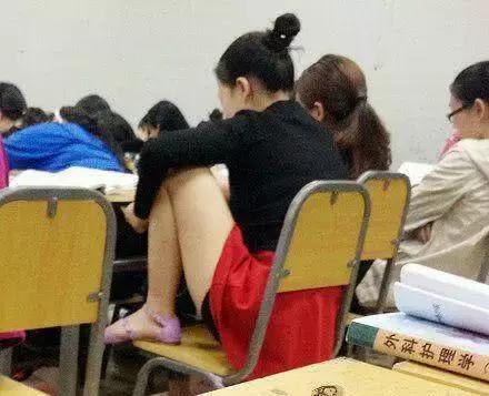嫂子你别这样,哥哥还在呢,怪不好的 嫂子你别这样,哥哥还在呢,怪不好的