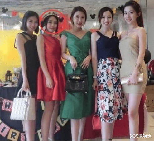 舅舅说左边的女孩最漂亮,但我毫不犹豫的选择穿绿裙子的...哈哈哈 舅舅说左边的女孩最漂亮,但我毫不犹豫的选择穿绿裙子的...哈哈哈
