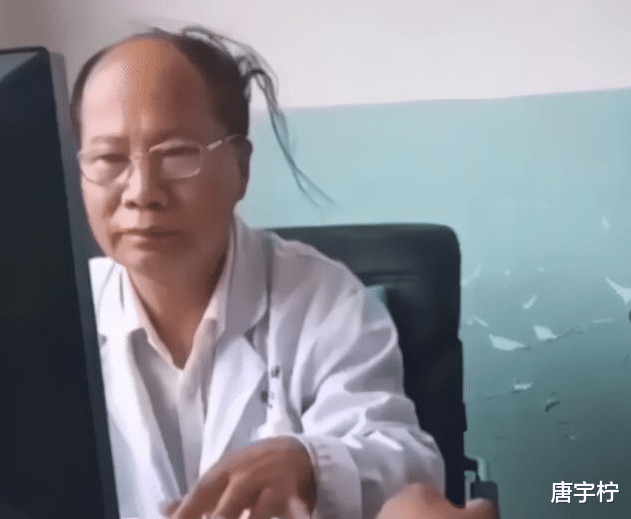 “从老婆包里拿出来的朋友劝我赶紧跟她离婚,这是啥情况?”哈哈 “从老婆包里拿出来的朋友劝我赶紧跟她离婚,这是啥情况?”哈哈