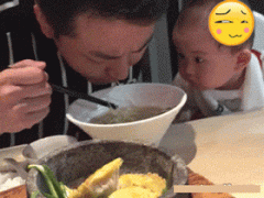 看我这么真诚的眼神，不能给我一口吃吗